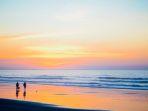 wisatawan-yang-tengah-menikmati-keindahan-sunset-di-pantai.jpg