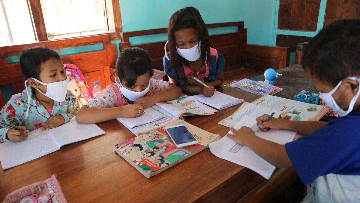 Simak 15 soal dan kunci jawaban Bahasa Indonesia kelas 1 semester 1 gambar di samping di awali huruf...