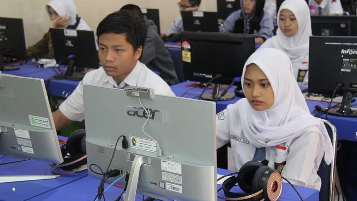 50 Soal dan Kunci Jawaban TKA Bahasa Inggris Kelas 12 Sunset Is An Everyday Moment When The Sun