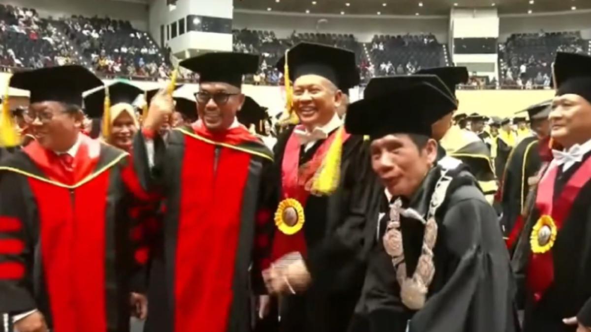 AHMAD SAHRONI WISUDA - Ahmad Sahroni wisuda S3, sandang gelar Doktor Ilmu Hukum dari Universitas Borobudur, Selasa (14/10/2025) di JCC Senayan, Jakarta Pusat. Ahmad Sahroni diserbu foto bareng setelah wisuda selesai.