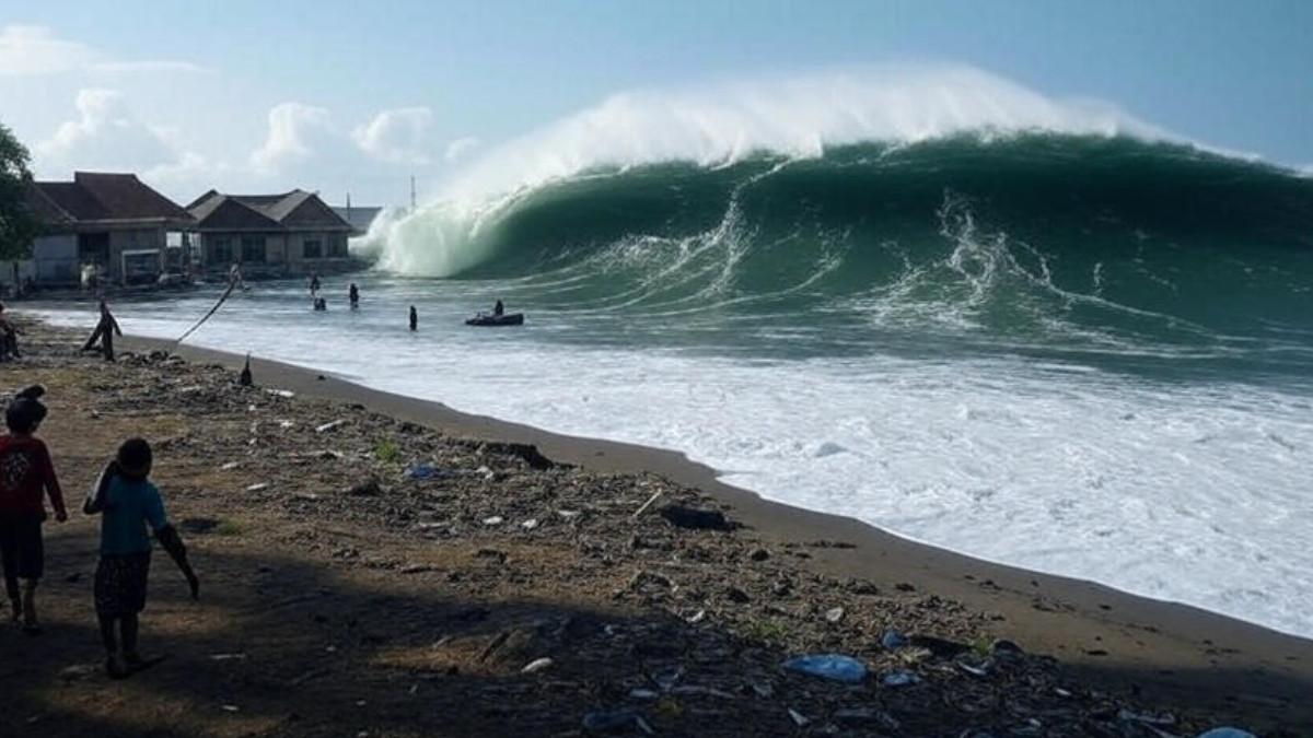 AKIBAT GEMPA RUSIA - Ilustrasi gempa tsunami. Di pesisir Gorontalo Utara, kecemasan mulai menjalar. Warga bergegas menjauh dari pantai akibat gempa Rusia yang berpotensi tsunami pada Rabu, 20 Juli 2025.