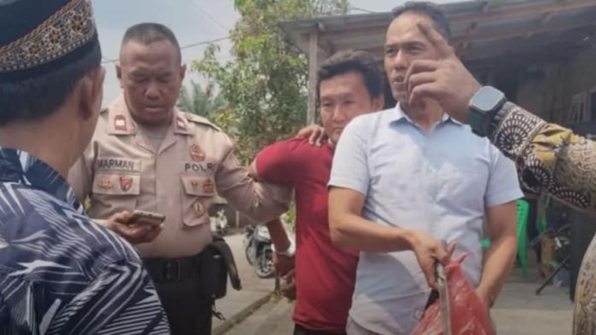 ANGGOTA DPRD DISIRAM AIR CABAI - Joko (berbaju merah) pelaku penyiraman air cabai ke wajah anggota DPRD Kampar saat diamankan polisi, Minggu (2/11/2025). 



Artikel ini telah tayang di Tribunnews.com dengan judul Sosok Joko, Pria Penyiram Air Cabai ke Wajah Anggota DPRD Kampar, Ini Pengakuannya , https://www.tribunnews.com/regional/7750194/sosok-joko-pria-penyiram-air-cabai-ke-wajah-anggota-dprd-kampar-ini-pengakuannya?page=all&s=paging_new.
Penulis: Adi Suhendi