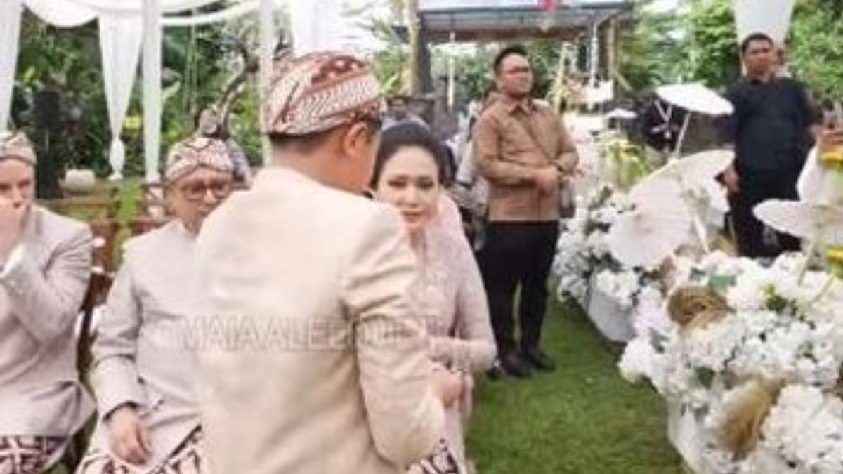 Momen langka terjadi di acara Alyssa Daguise. Ibu Ahmad Dhani dan Ibu Maia Estianty tampak akur, Dul Jaelani jadi penengah.