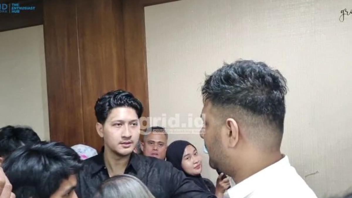VONIS AMMAR ZONI - Ammar Zoni terlihat berada di ruang sidang Pengadilan Negeri Jakarta Pusat usai mendengarkan putusan hakim terkait kasus narkoba di Rutan Salemba, dengan ekspresi tatapan kosong yang menjadi sorotan publik, Kamis (23/4/2026).