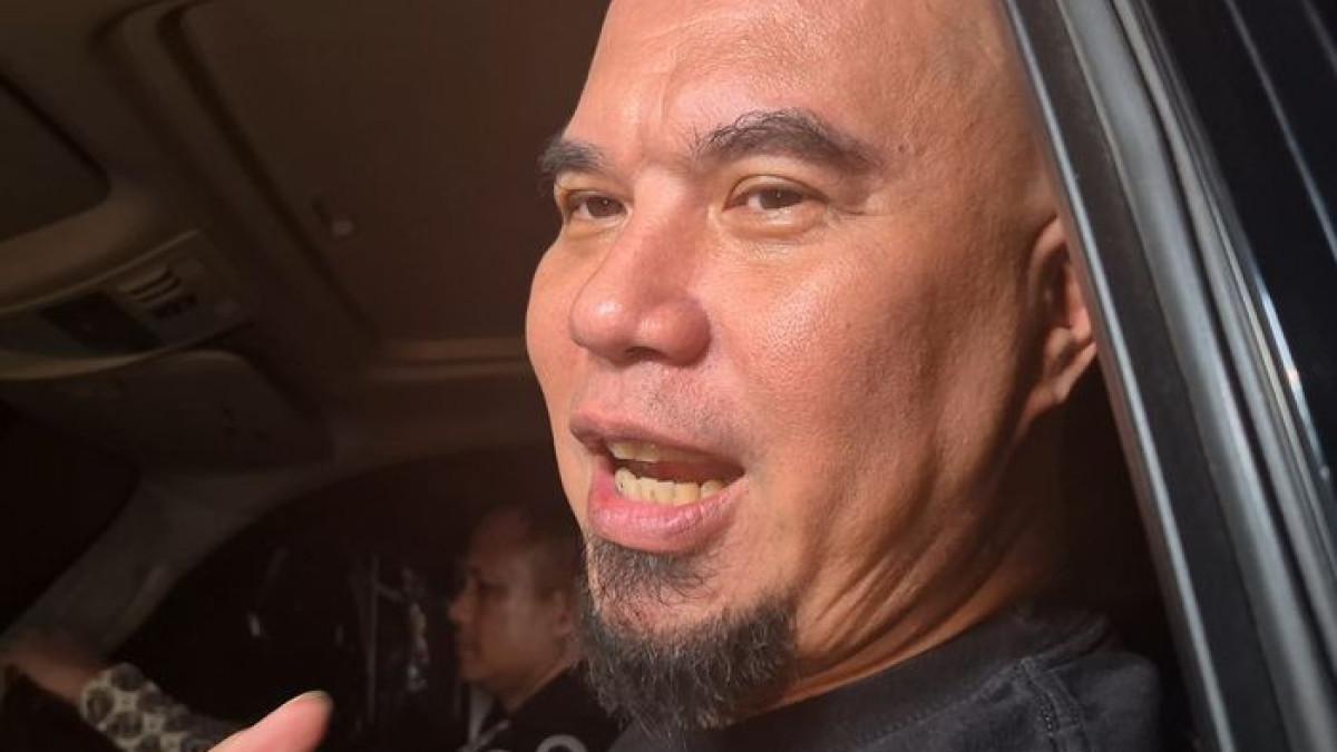 MOMEN SIRAMAN EL RUMI - Ahmad Dhani dan Maia Estianty dalam acara siraman El Rumi yang berlangsung haru, namun kembali menjadi sorotan setelah unggahan Ahmad Dhani di media sosial menyinggung konflik lama dan memicu perdebatan publik.