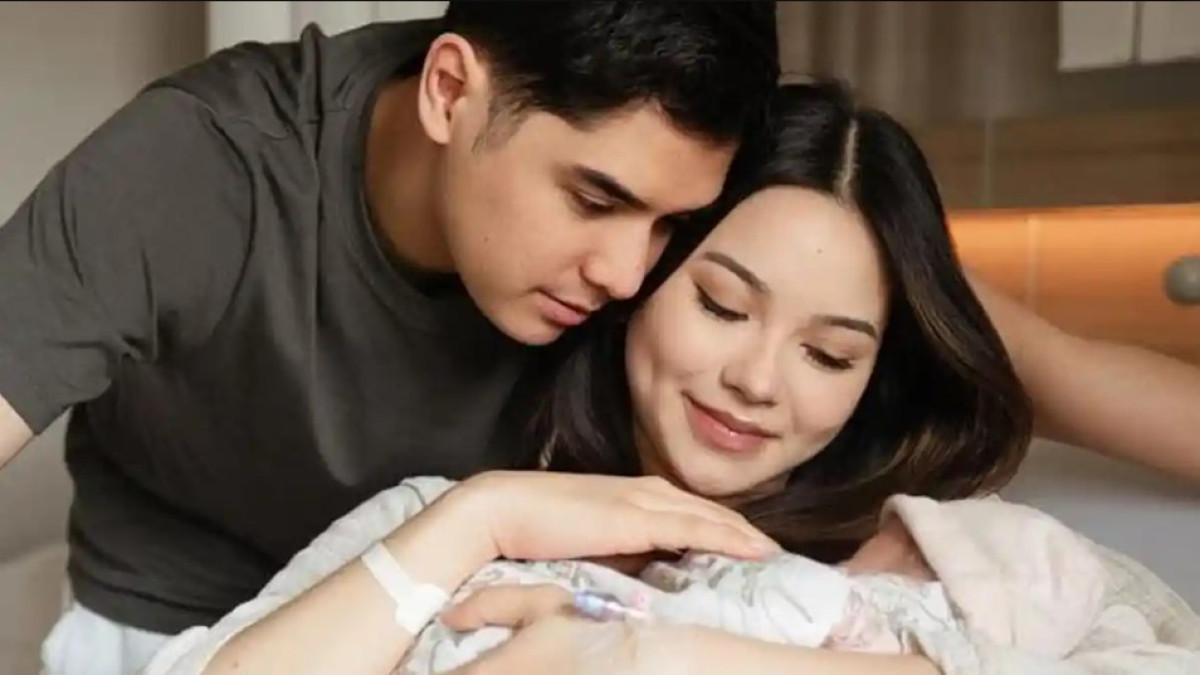 ARTI NAMA SOLEIL - Al Ghazali dan Alyssa Daguise memperkenalkan putri pertama mereka bernama Soleil Zephora Ghazali yang lahir pada Minggu (10/5/2026). Nama Soleil diketahui berasal dari bahasa Perancis yang memiliki arti matahari.
