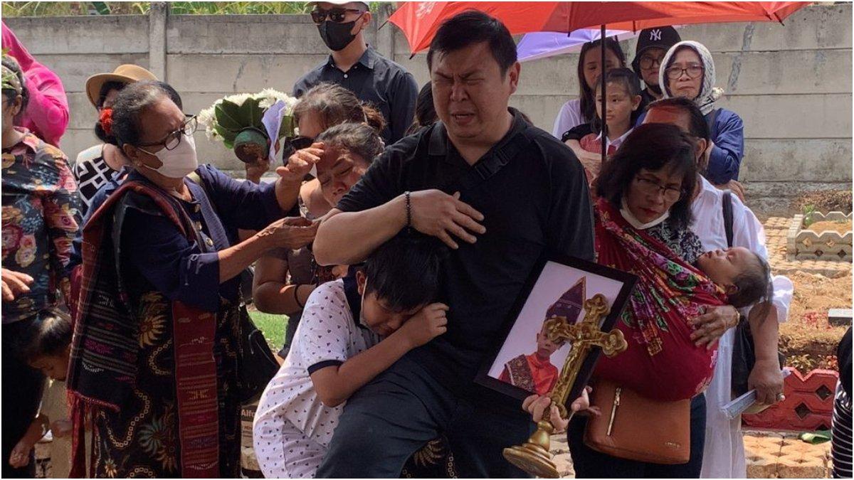 'Ketemu di Surga' Tangis Ayah Iringi Pemakaman Anak Meninggal Usai Operasi Amandel: Selamat Jalan