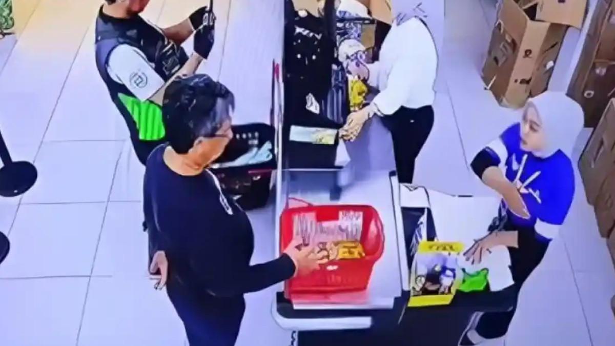 DOSEN UIM VIRAL - Amal Said mengaku sangat terpukul usai dipecat dari dosen UIM karena aksinya meludahi kasir swalayan viral. Amal mengakui tindakannya merupakan perbuatan spontan akibat emosi setelah merasa ditegur dengan cara yang dianggap melecehkan martabatnya sebagai orang tua