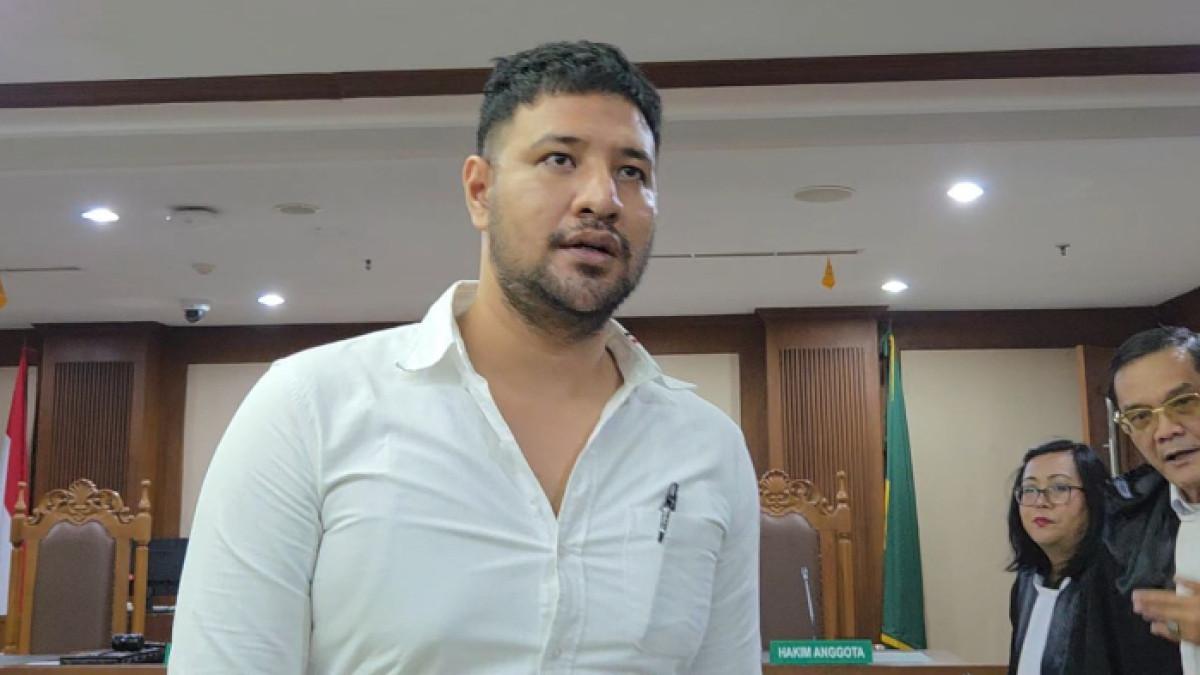 UPDATE KASUS AMMAR - Aktor Ammar Zoni telah menjalani sidang pembacaan tuntutan kasus dugaan peredaran narkotika di Pengadilan Negeri Jakarta Pusat, Kamis (12/3/2026). Ia tampil memakai kemeja putih.