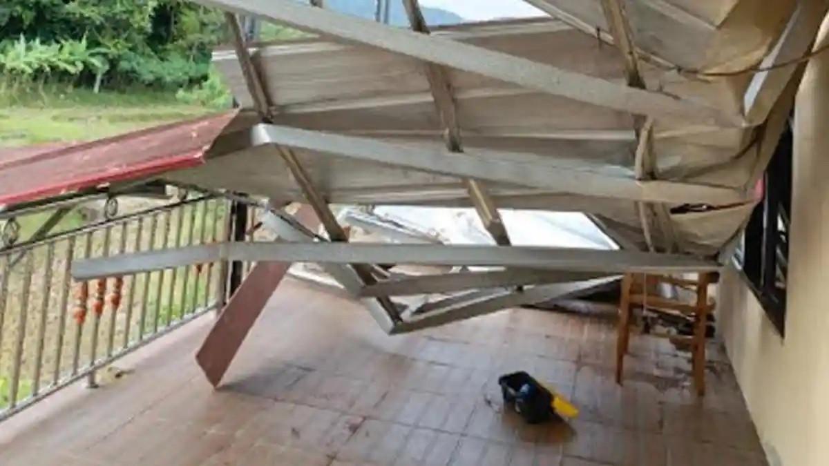 DITERPA ANGIN KENCANG - Angin Kencang Disertai Hujan Lebat Rusak Atap Rumah Warga di Sukajaya Bogor, BPBD Minta Penanganan Lanjutan