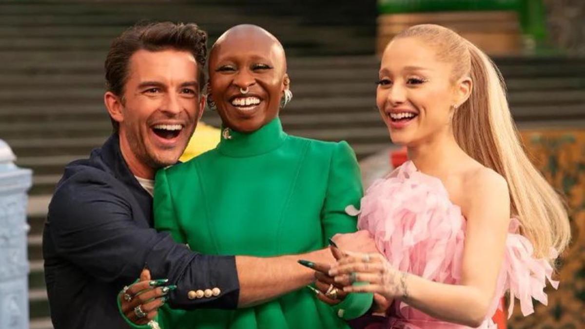 (Kanan ke Kiri) Jonathan Bailey, Cynthia Erivo, Ariana Grande

Adegan yang terlalu mesra Ariana Grande dan Jonathan Bailey dihilangkan di Wicked For Good, ini alasannya.