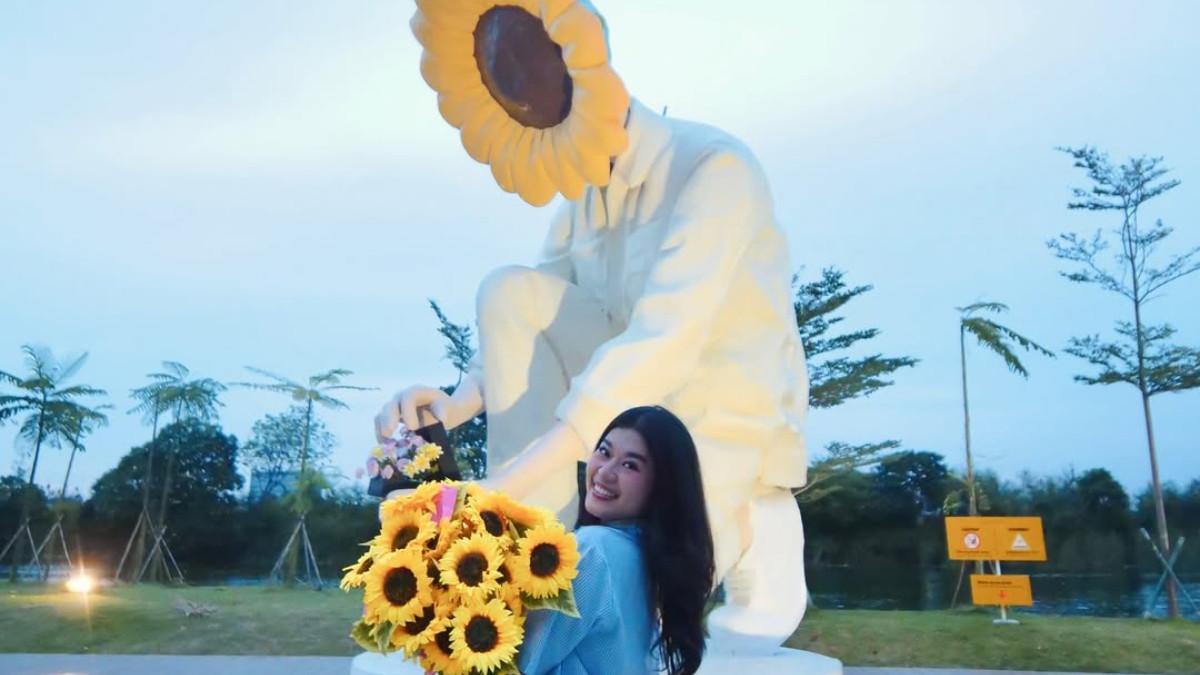 Arrofi Ramadhan membuat patung bunga matahari raksasa setinggi 5 meter sebagai simbol cintanya kepada sang kekasih, Sekar.