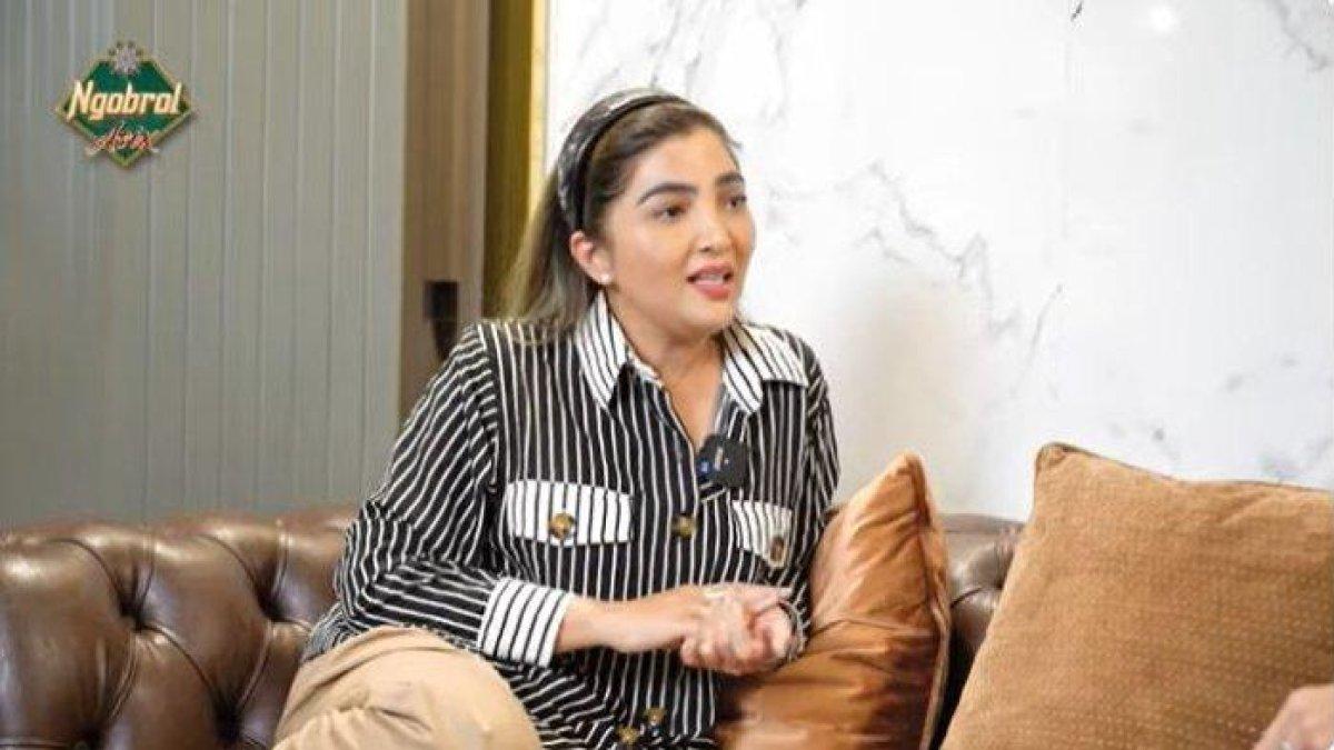 Ashanty  - Ayu Chairun Nurisa merupakan mantan karyawan yang mengurusi keuangan bisnis dan rumah tangga Ashanty, dituding telah menggelapkan dana hingga Rp 2 miliar