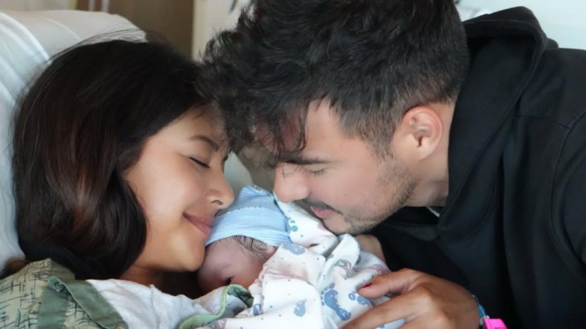 AURELIE MOEREMANS MELAHIRKAN - Aurelie Moeremans melahirkan pada 10 Maret 2026 di Hoag Hospital Newport Beach, California, Amerika Serikat. Istri Tyler Bigenho resmi jadi ibu.