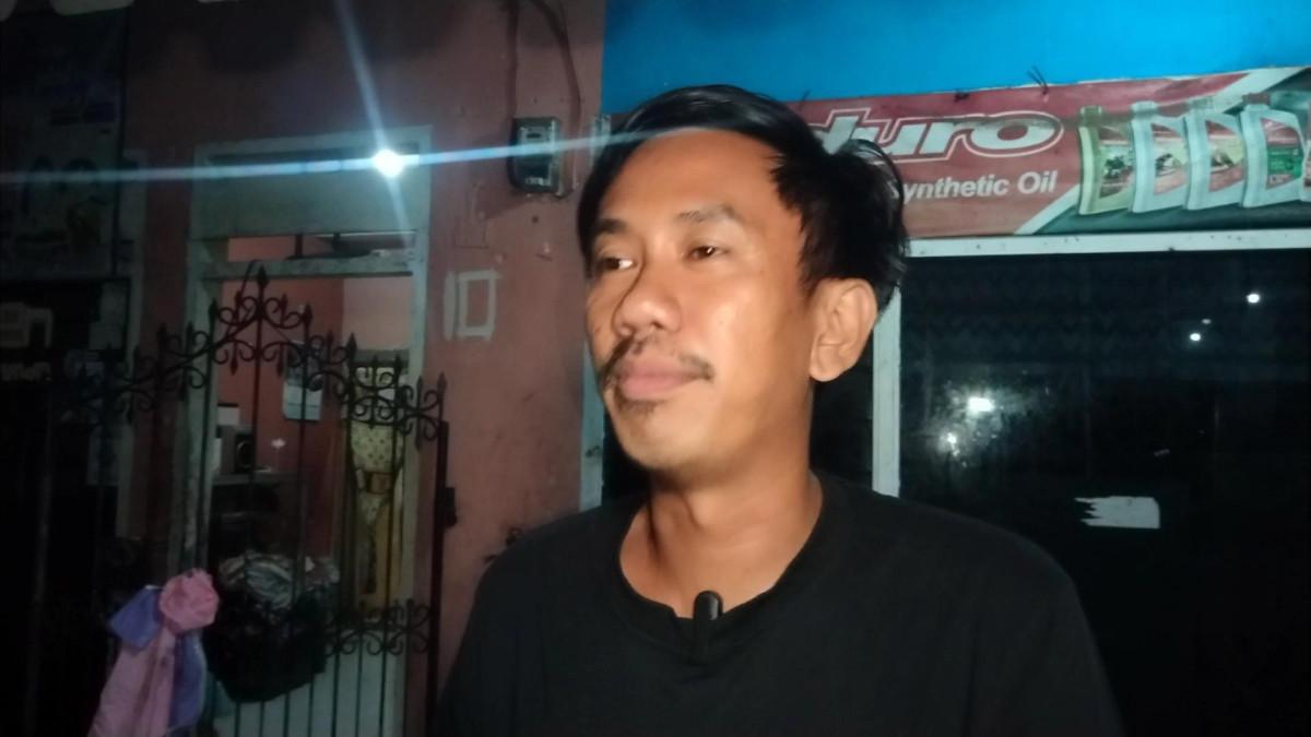 DRAMA PENCULIKAN BILQIS - Ayah Bilqis, Dwi Nurmas (34) ditemui di rumahnya, Jl Pelita 2, Kecamatan Rappocini, Makassar, Selasa (11/11/2025). Ayah Bilqis (4), Dwi Nurmas (34) memaafkan empat pelaku penculikan anaknya.