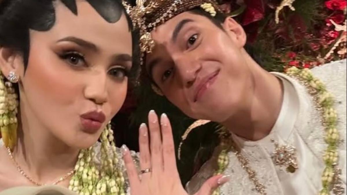 SOUVENIR PERNIKAHAN MEWAH – Kotak souvenir pernikahan El Rumi dan Syifa Hadju yang diberikan kepada tamu undangan berisi emas batangan 0,2 gram dan tumbler, dalam acara yang digelar di Raffles Jakarta Selatan, Minggu (26/4/2026).