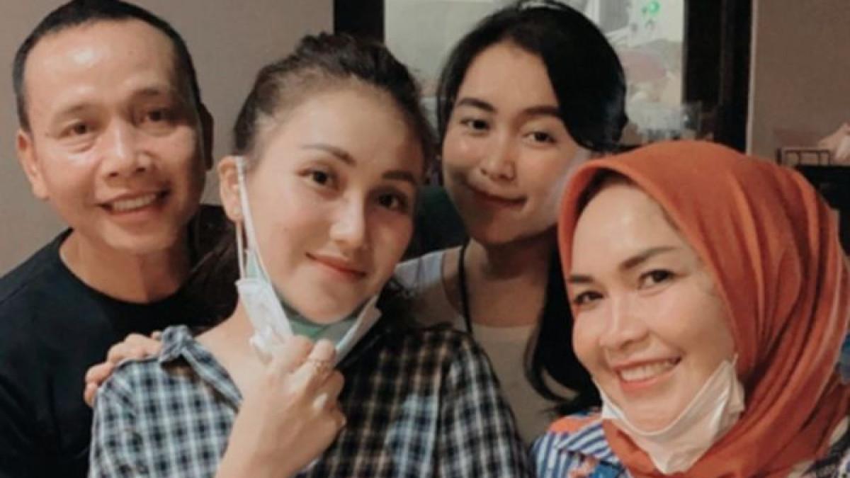 Ayu Ting Ting dan keluarga