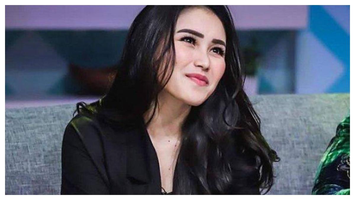 Ayu Ting Ting tengah diinfus di rumah karena sakit, tapi tetap semangat ibadah dan dapat kiriman bunga perhatian dari orang terdekat.

