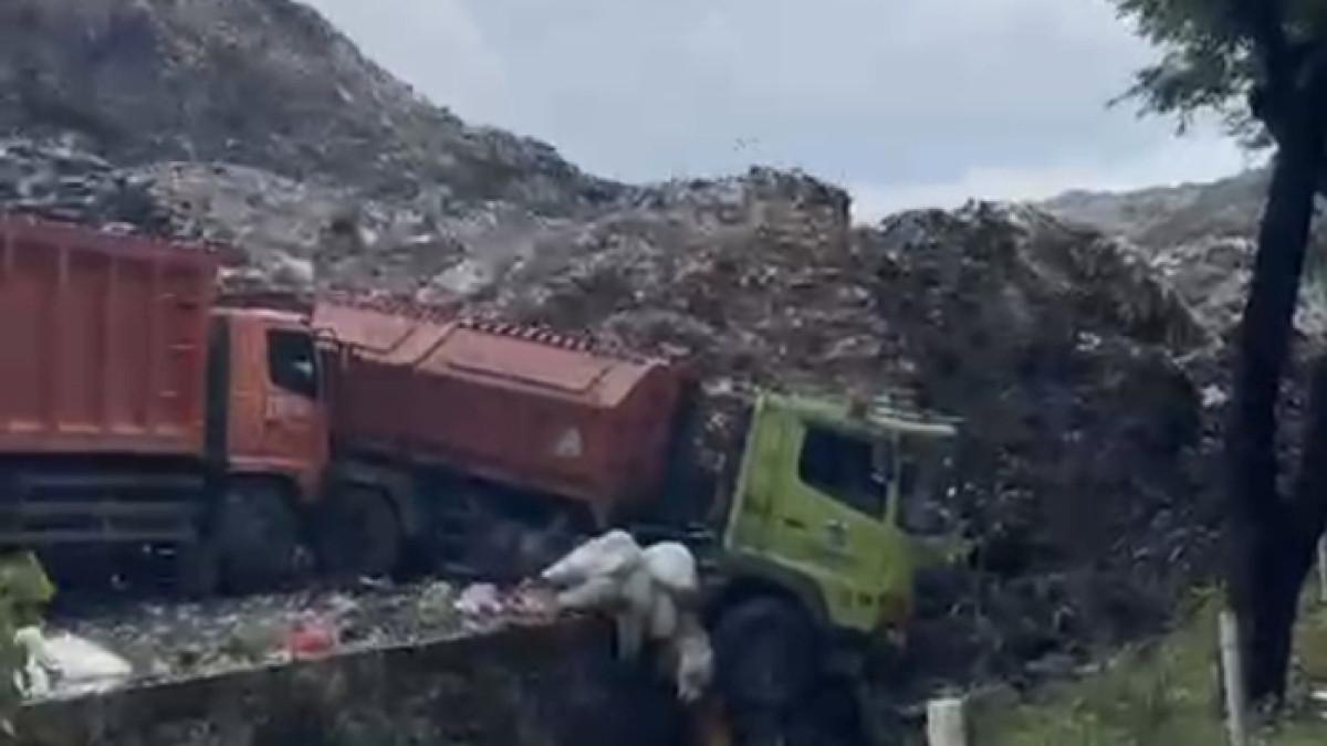 BANTARGEBANG LONGSOR - Gunungan sampah di TPST Bantargebang longsor dan mengenai truk serta warung, pada Minggu (8/3/2026).