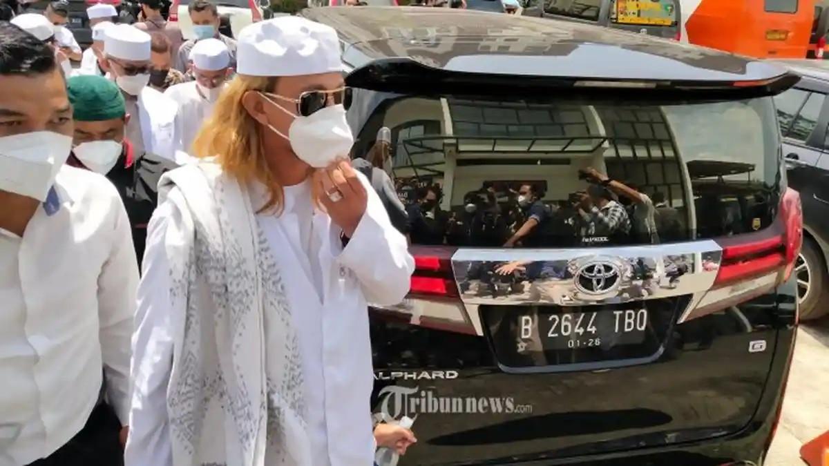 KASUS PENGANIAYAAN – Fitri Yulita (40), istri korban Rida, memberikan keterangan di Polres Metro Tangerang Kota terkait kedatangan Bahar bin Smith yang meminta maaf dan menawarkan penyelesaian secara restorative justice.