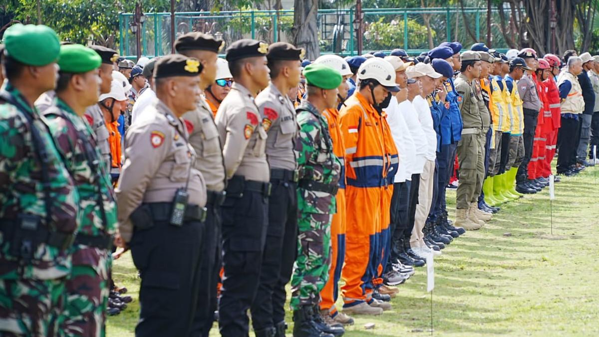 KLATEN SIAGA BENCANA - Barisan TNI, Polri, relawan dan personel BPBD Klaten mengikuti Apel Kesiapsiagaan Bencana dan Peralatan Kabupaten Klaten Tahun 2025 di Alun-Alun Klaten, Jumat (7/11/2025).