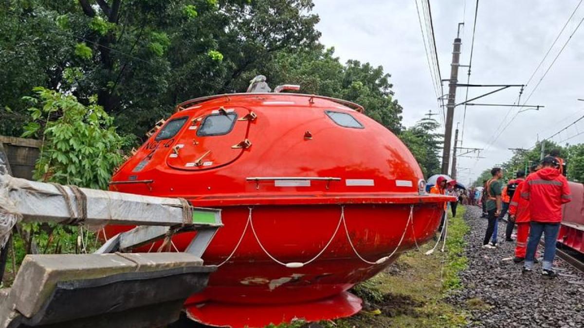 KECELAKAAN COMMUTER LINE - Benda berbentu lonjong berwarna oranye dibawa truk kontainer yang ditabrak Kereta Bandara Soekarno-Hatta di Poris, Tangerang, Jumat (20/2/2026), merupakan kapsul penyelamat