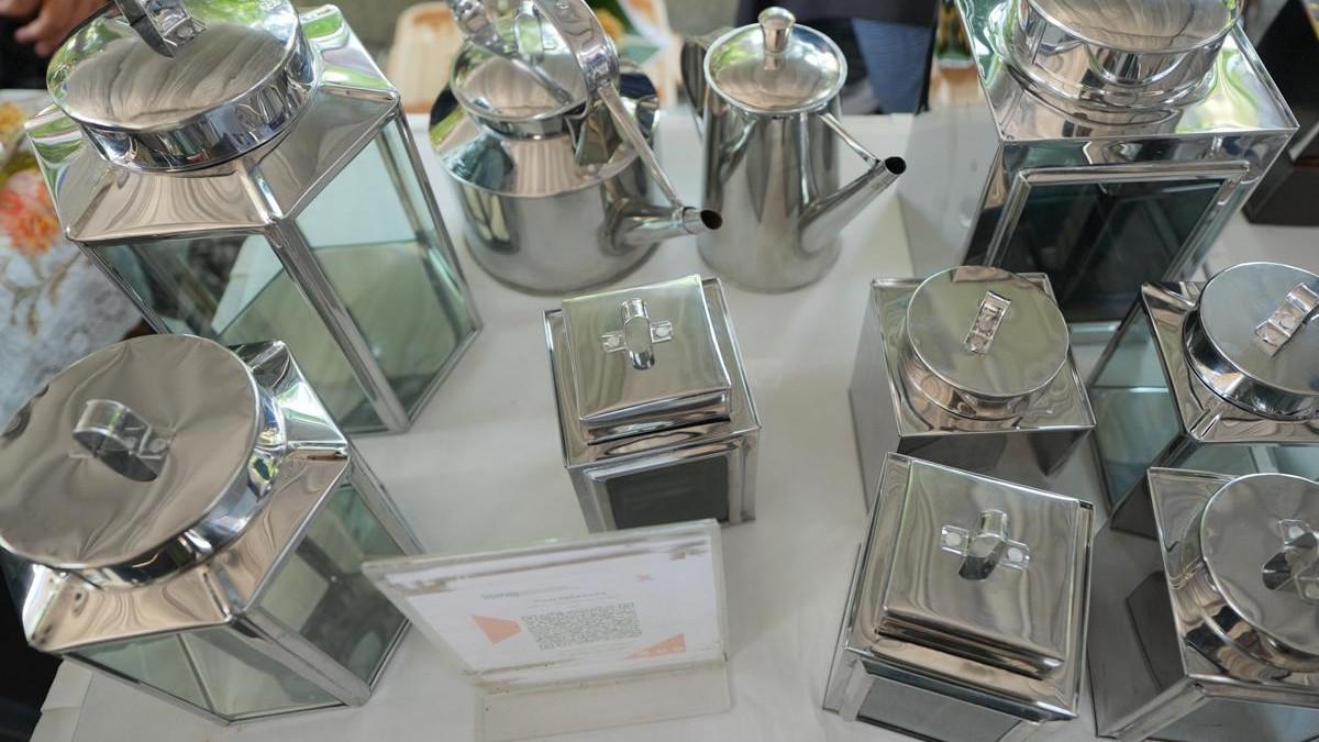 UMKM DI KLATEN - Berbagai produk UMKM berbahan stainless steel dan aluminium ramai dipamerkan dalam acara Sambung Rasa bersama Bupati dan Wakil Bupati Klaten di Balai Desa Jambu Kidul, Kecamatan Ceper, Jumat (7/11/2025).