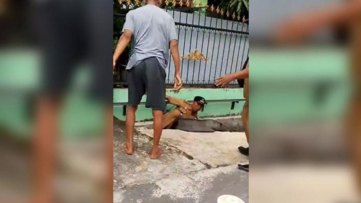 Beredar di media sosial Instagram aksi seorang pria paruh baya mendorong seorang lurah hingga terjebur di dalam parit, di Jalan Madupuro, Kelurahan Perintis, Kecamatan Medan Timur, Kota Medan, pada Senin (13/10/2025).