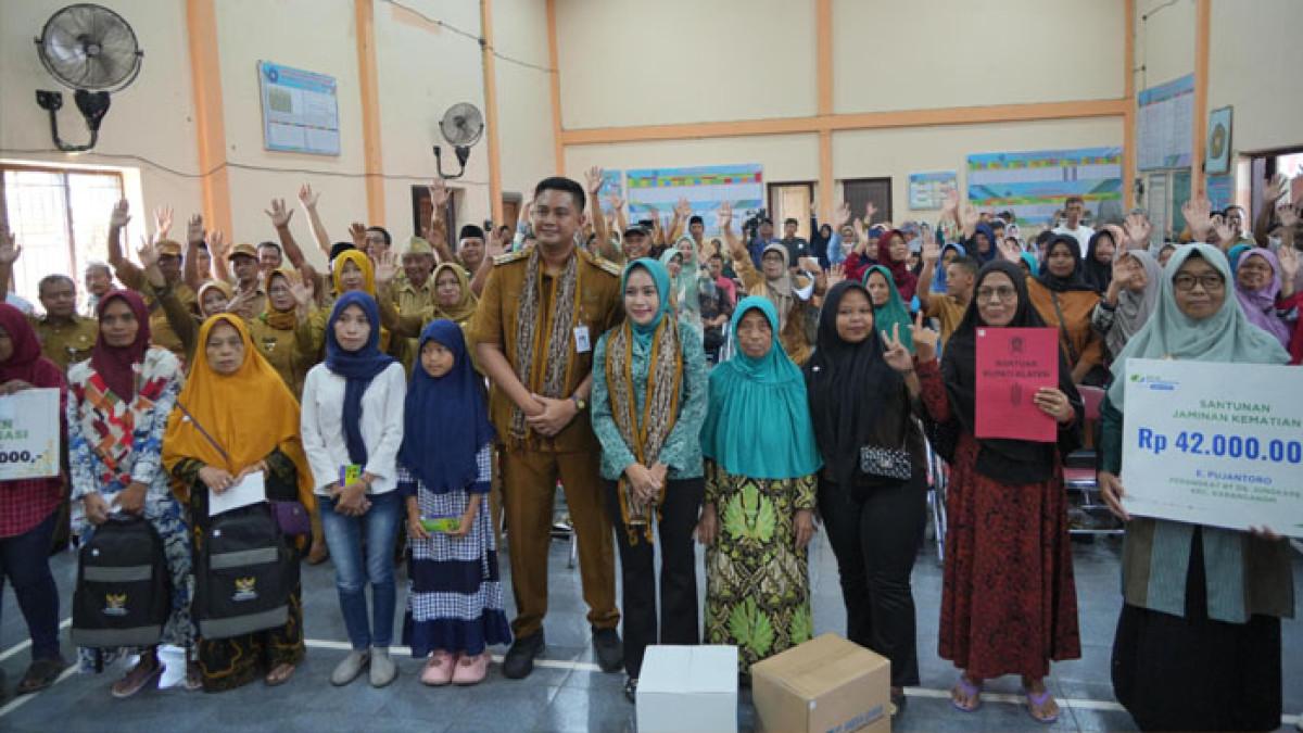 PROGRAM SAMBUNG RASA - Bupati Klaten Hamenang Wajar Ismoyo menyerahkan sejumlah bantuan kepada penerima saat pelaksanaan program Sambung Rasa di Balai Desa Jungkare, Kecamatan Karanganom, Selasa (21/10/2025).