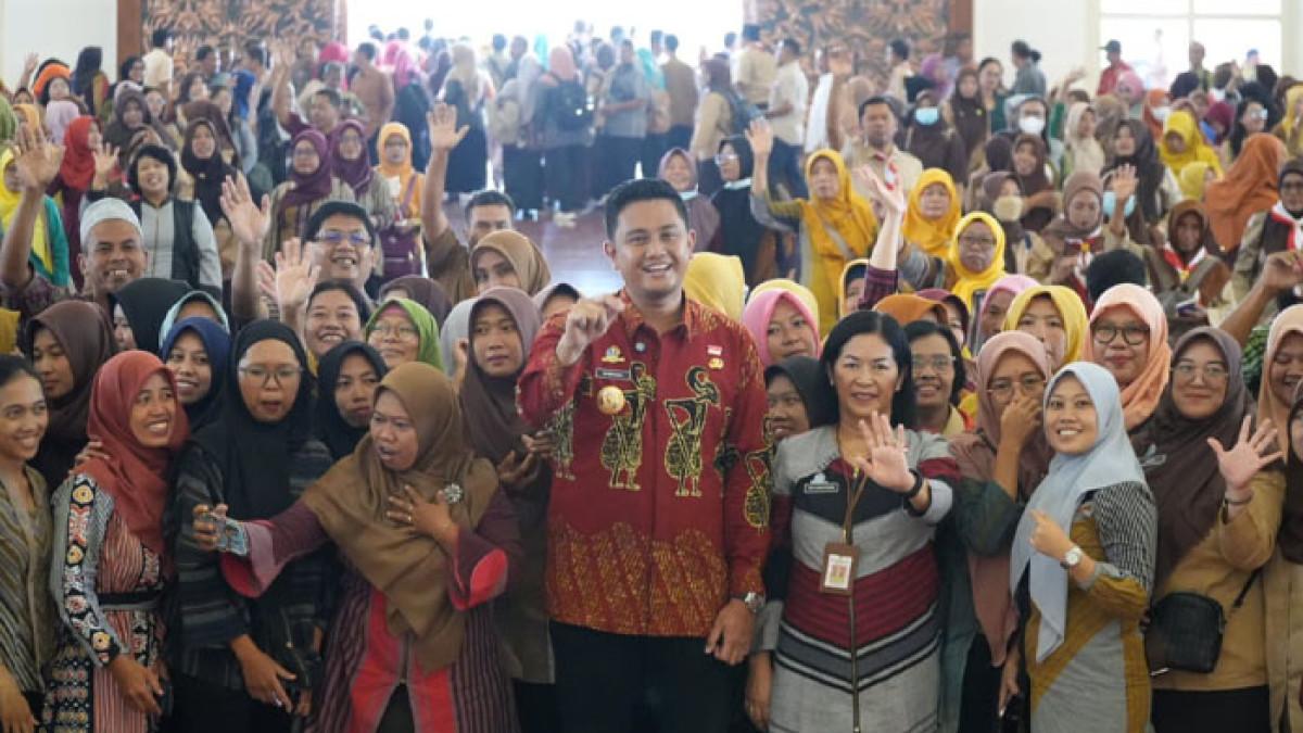 TUNJANGAN KESEJAHTERAAN - Bupati Klaten Hamenang Wajar Ismoyo bersama ribuan GTT dan PTT kategori II maupun non-kategori II penerima tunjangan kesejahteraan di Grha Bung Karno, Kamis (14/8/2025).