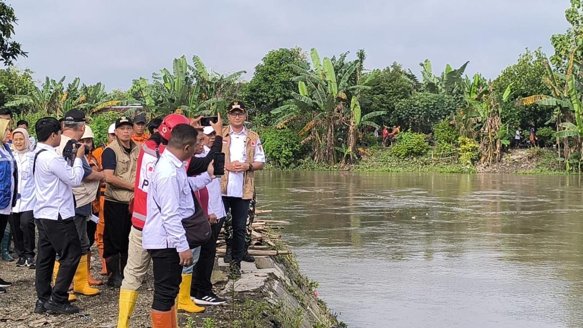 TANGGUL KLATEN JEBOL - Bupati Klaten Hamenang Wajar Ismoyo memantau kondisi Sungai Dengkeng saat meninjau tanggul jebol di Kecamatan Cawas, Klaten, Rabu (4/3/2026). Kerusakan tanggul diperkirakan mencapai kedalaman sekitar 10 meter.