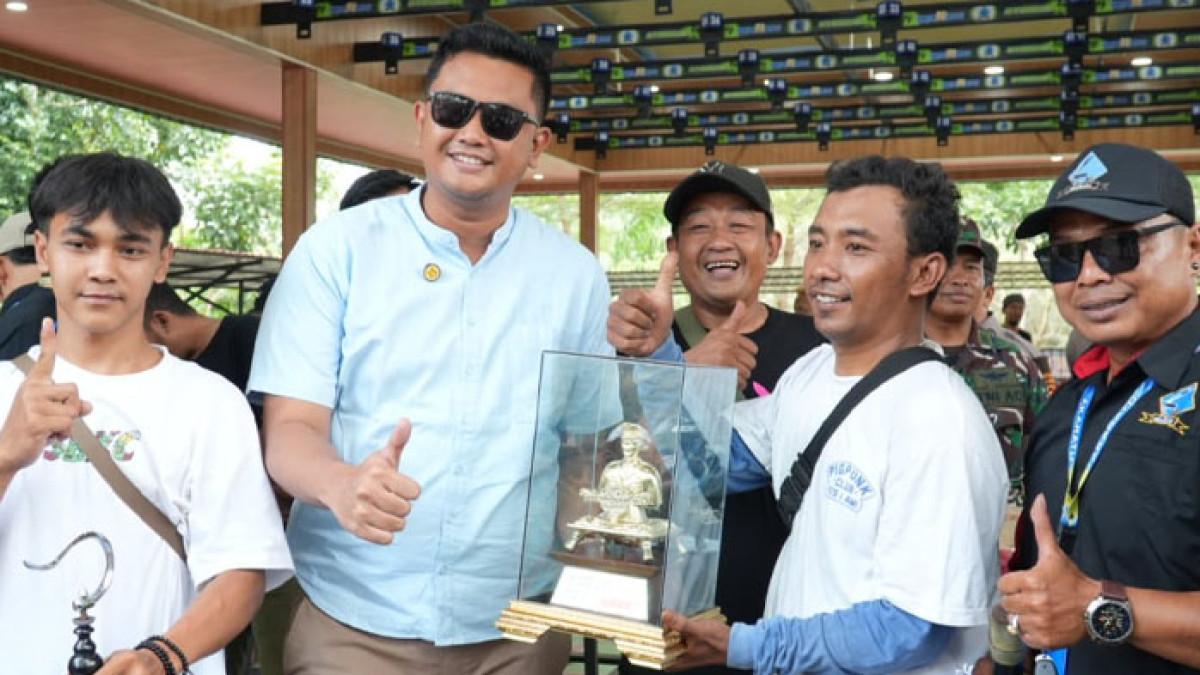 BUPATI KLATEN CUP - Bupati Klaten Hamenang Wajar Ismoyo menyerahkan piala kepada juara Kicau Burung Bupati Klaten Cup 2025 kembali digelar untuk kelima kalinya, Minggu (3/8/2025), di Akaratu Stadium, Klaten Utara.
