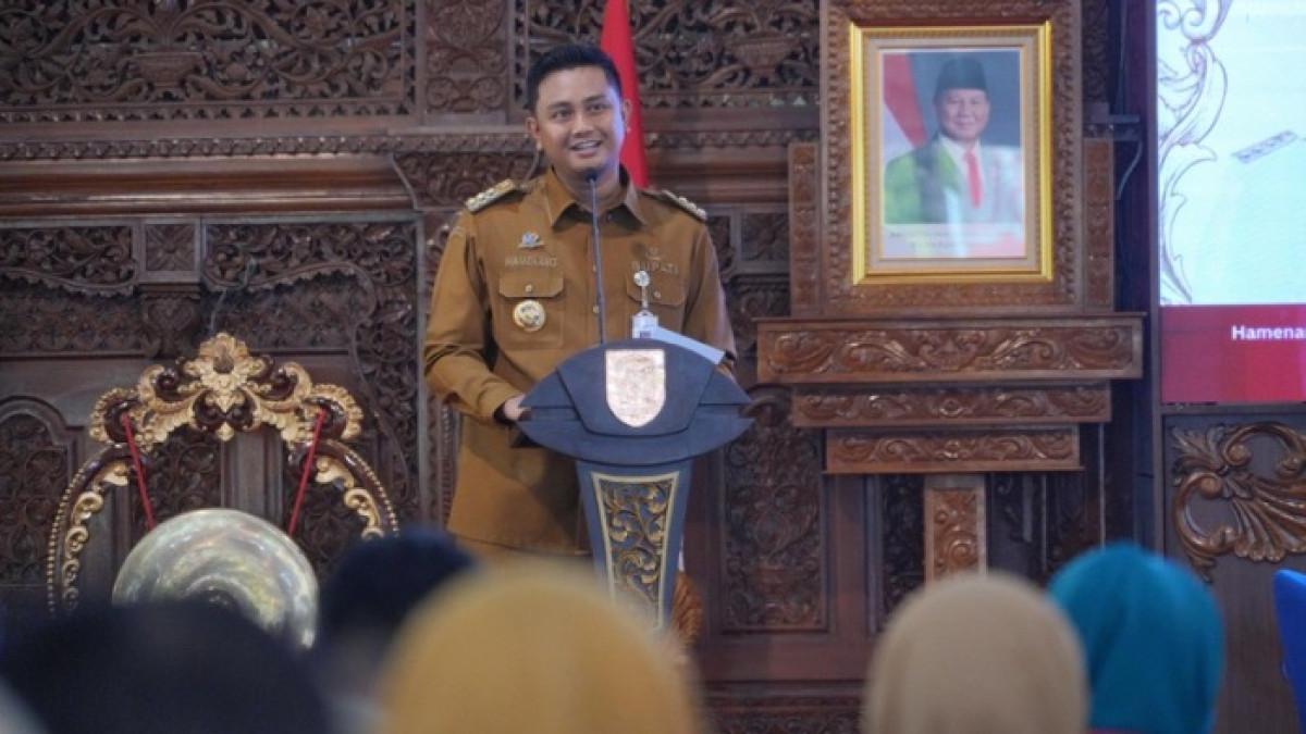 BEDAH BUKU KLATEN - Bupati Klaten Hamenang Wajar Ismoyo memberikan sambutan pada acara bedah buku “Zaman Edan Ronggowarsito” karya Agus Wahyudi di Pendopo Pemkab Klaten, Selasa (5/8/2025) yang digelar Dinas Perpustakaan dan Kearsipan (Dispersip) Klaten.