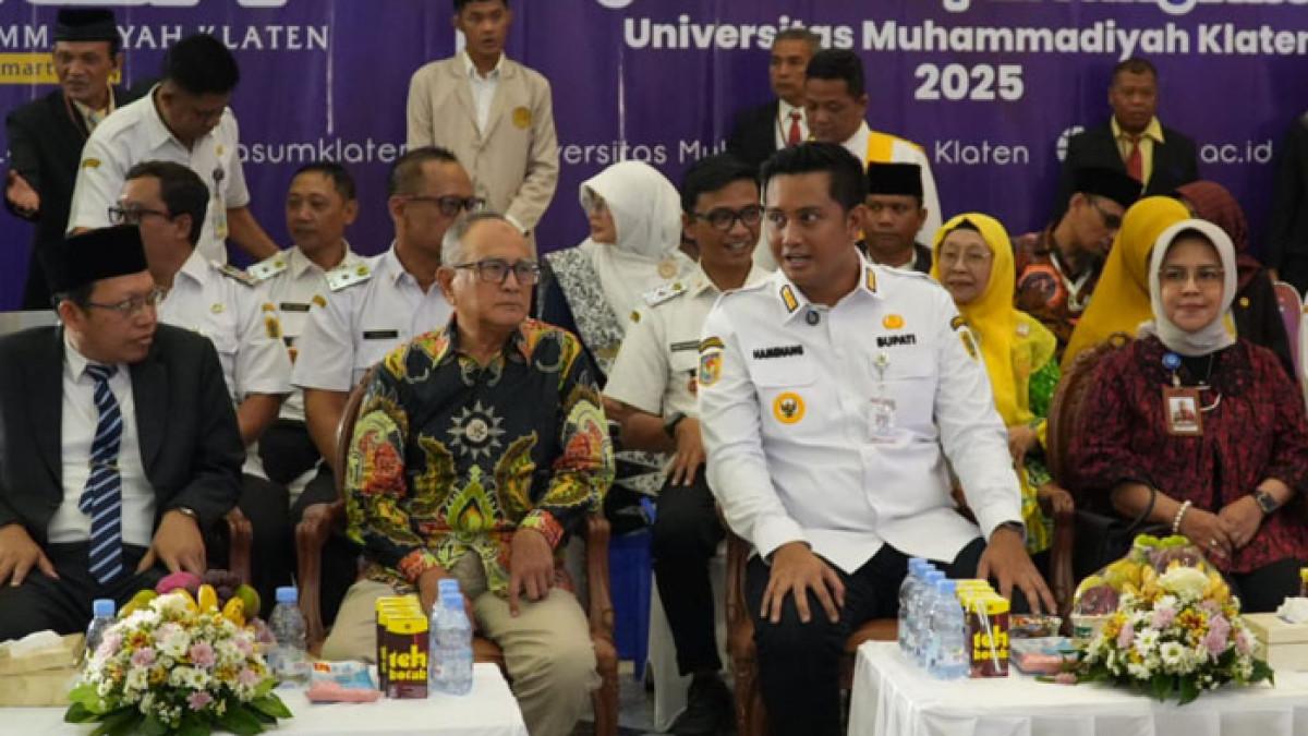 Hadiri Wisuda & Pengambilan Sumpah Tenaga Kesehatan UMKLA, Bupati Klaten Tekankan Nilai Kemanusiaan