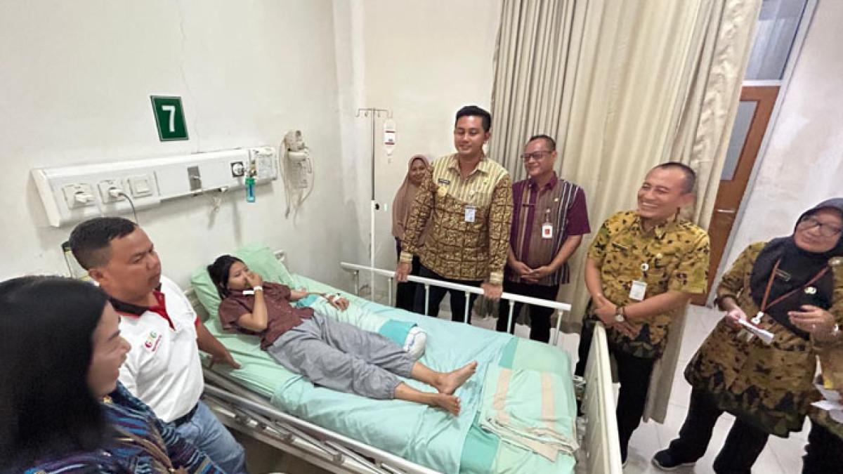 JENGUK KORBAN MBG - Bupati Klaten Hamenang Wajar Ismoyo jenguk siswa yang di RSUD Bagas Waras, setelah insiden keracunan, Kamis (9/10/2025).