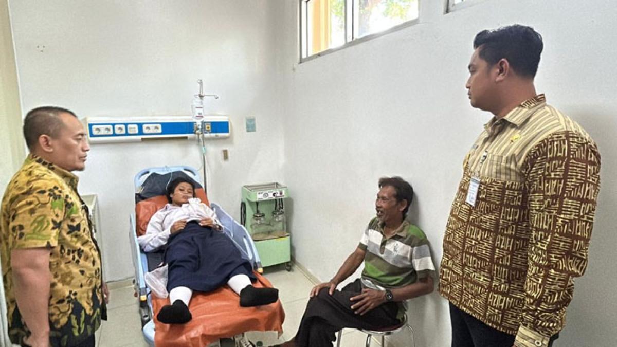 JENGUK KORBAN MBG - Bupati Klaten Hamenang Wajar Ismoyo jenguk siswa yang di RSUD Bagas Waras, setelah insiden keracunan, Kamis (9/10/2025).