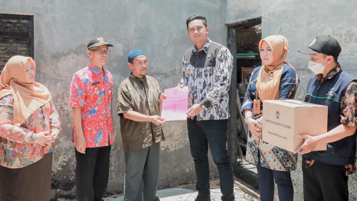 KEBAKARAN DI KLATEN - Bupati Klaten Hamenang Wajar Ismoyo memberikan bantuan kepada korban kebakaran rumah di Dukuh Mireng Kidul, Desa Mireng, Kecamatan Trucuk, Klaten, Kamis (2/10/2025).