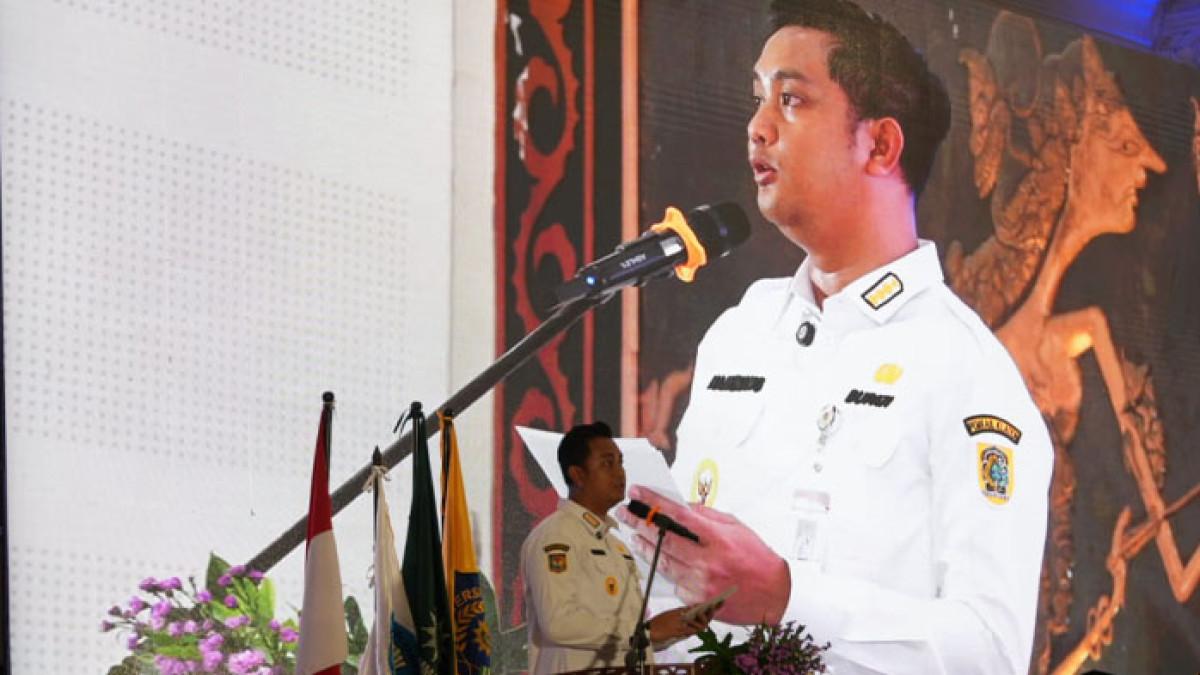 WISUDA UMKLA - Bupati Klaten Hamenang Wajar Ismoyo memberikan sambutan pada acara Wisuda dan Pengambilan Sumpah Tenaga Kesehatan UMKLA Tahun Akademik 2024/2025 di Gedung Grha Bung Karno, Klaten Tengah, Rabu (15/10/2025).
