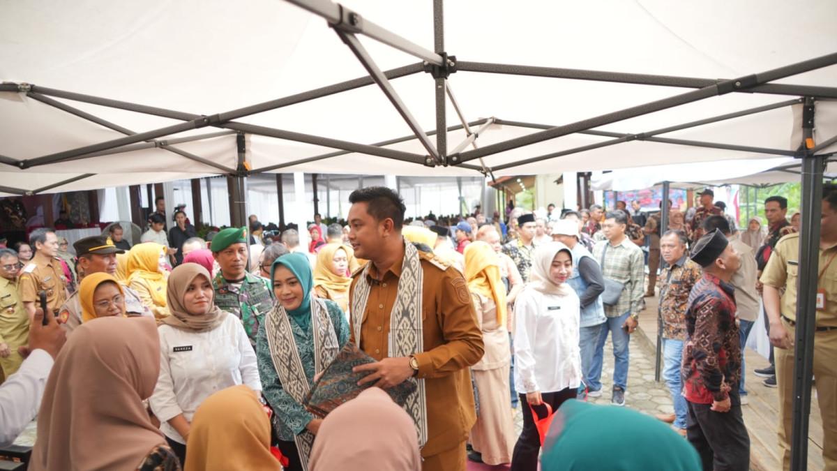 PROGRAM SAMBUNG RASA - Bupati Klaten Hamenang Wajar Ismoyo mengunjungi stan pameran Sambung Rasa di Joglo Mojoarum, Desa Jarum, Kecamatan Bayat, pada Selasa (30/9/2025).