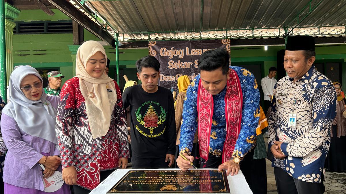 WISATA DI KLATEN - Bupati Klaten Hamenang Wajar Ismoyo meresmikan Eduwisata Budidaya Jamur Tiram di kawasan Taman Tumenggung Desa Glagahwangi, Kecamatan Polanharjo, Senin (10/11/2025).