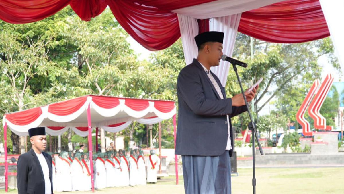 HARI SANTRI NASIONAL - Bupati Klaten Hamenang Wajar Ismoyo menjadi pembina upacara Upacara Hari Santri Nasional 2025 di Alun-Alun Klaten, Rabu (22/10/2025).
