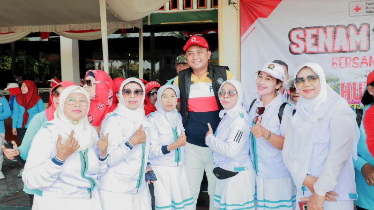 Palang Merah Indonesia (PMI) Kabupaten Klaten gelar senam sehat masal bersama Bupati Klaten Hamenang Wajar Ismoyo dan seribu lansia di halaman Pendopo Pemkab Klaten, Sabtu (20/9/2025). 