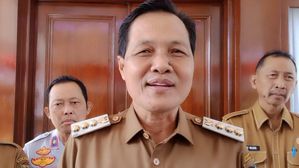 OTT KPK BUPATI - Bupati Muara Enim, Edison, kena OTT KPK, kini ditangkap. Kantor Disdik dan Pemda Muara Enim digeledah, ruang kerja bupati disegel
