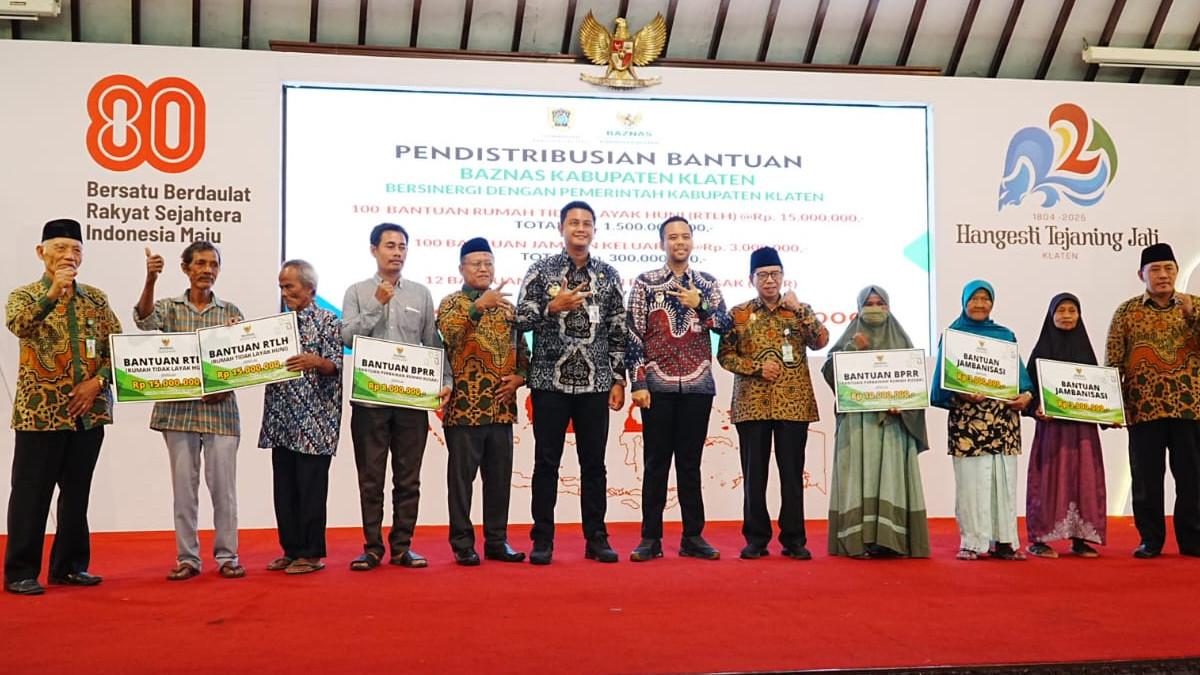BANTUAN PEMKAB KLATEN - Bupati-Wabup Klaten dan jajaran Baznas bersama penerima manfaat bantuan RTLH, Jambanisasi dan Perbaikan rumah rusak bersumber Baznas Klatendi Pendopo Pemkab Klaten, pada Kamis (20/11/2025).