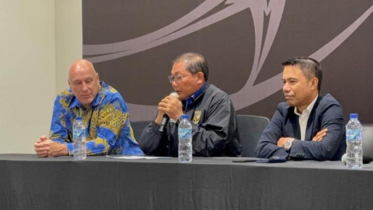 CALON PELATIH TIMNAS - Direktur Teknik PSSI Alexander Zwiers, Sekretaris Jenderal PSSI, Yunus Nusi, dan Ketua Badan Tim Nasional (BTN), Sumardji dalam konferensi pers di GBK Arena, Senayan, Jakarta, Kamis (20/11/2025)