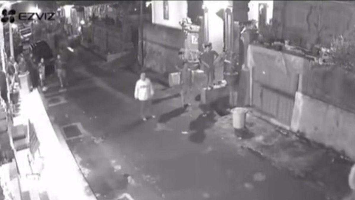 PENGGEROYOKAN - Kolase tangkapan layar video CCTV yang menunjukkan warga mengejar pria yang diduga mencuri ayam di Kabupaten Tabanan dan suasana duka keluarga korban