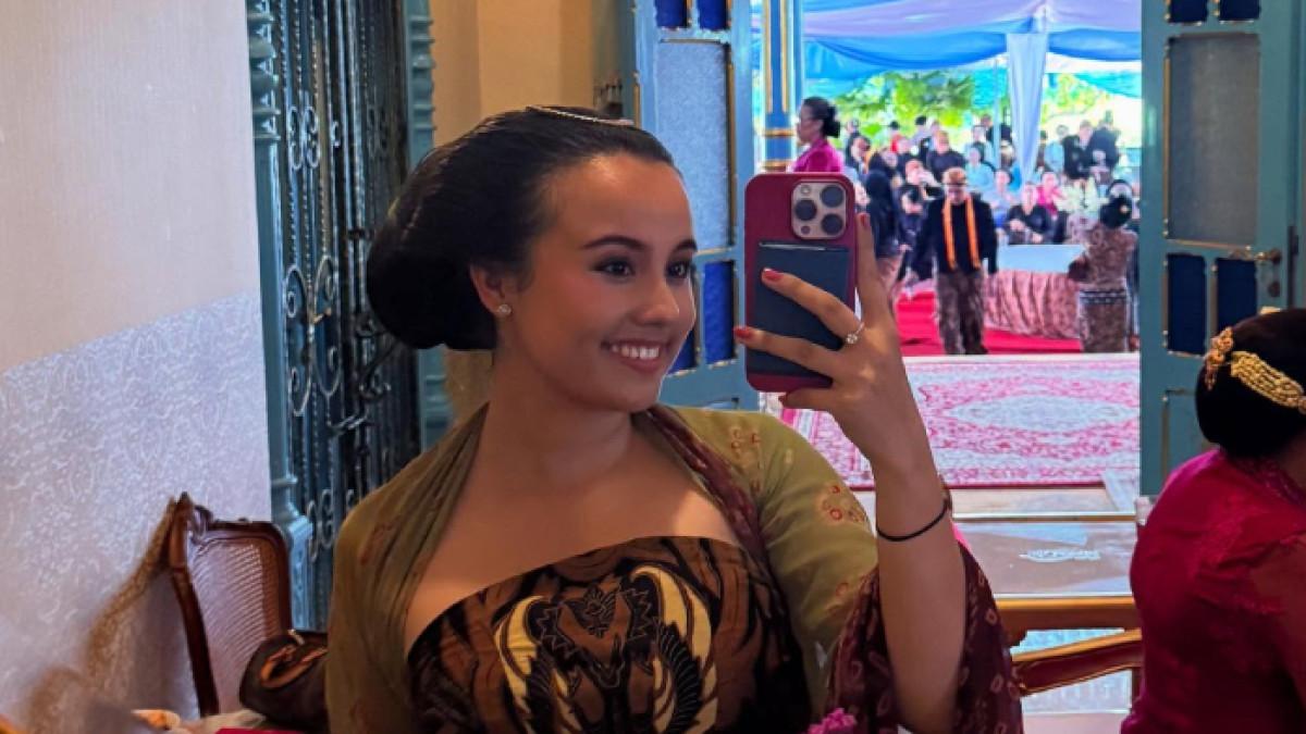 CUCU PAKUBUWONO XIII - Shayna Lelyana Sriro cucu Pakubuwono XIII, dan putri dari GKR Devi Lelyana Dewi.