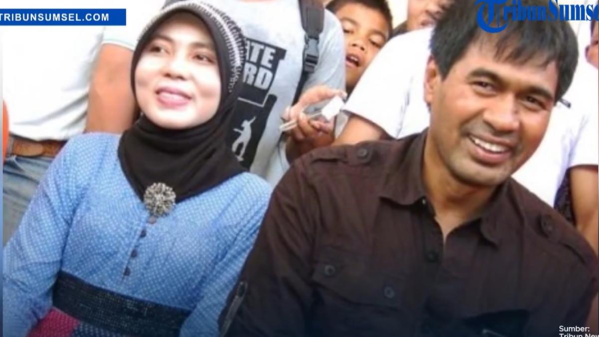 ISTRI MUZAKIR MANAF - Capture YouTube Tribun Sumsel menampilkan Mualem bersama Salmawati