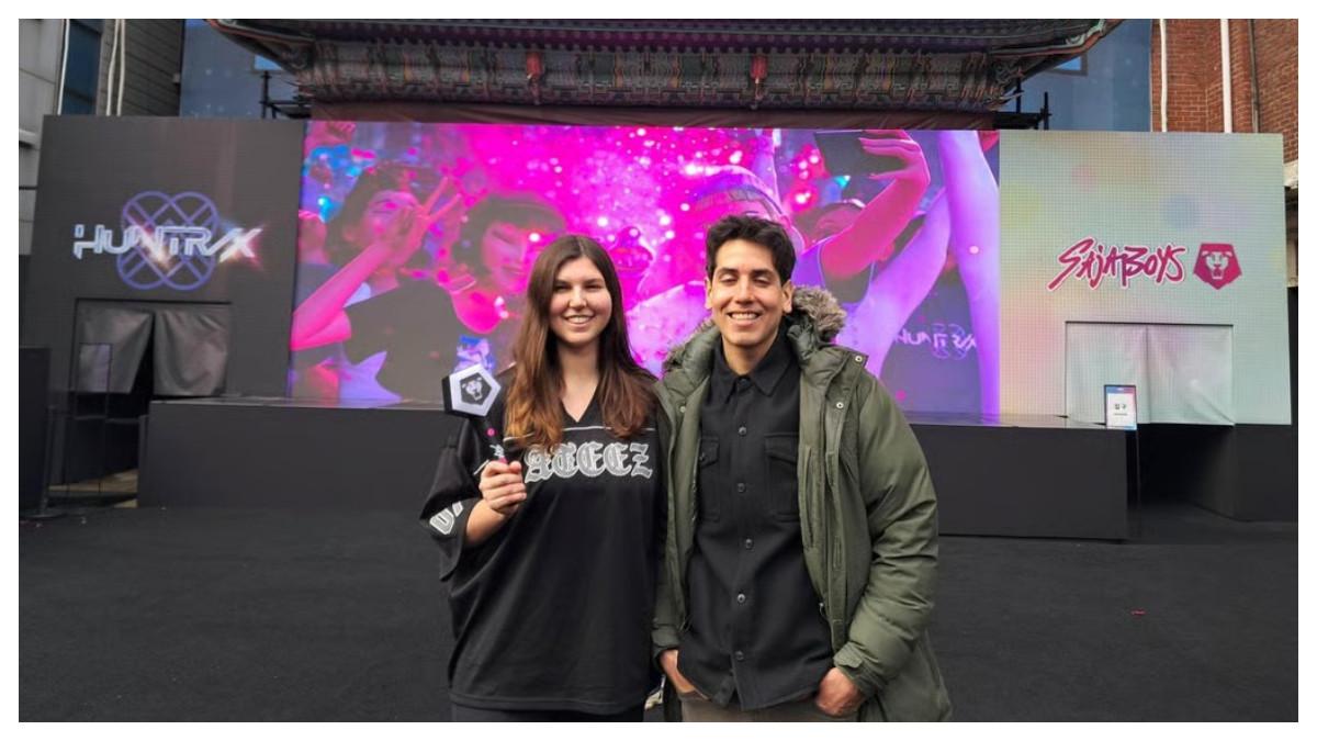 Carla Nicholson (kiri) dan rekannya Gonzalo Albornoz berdiri di luar lokasi toko pop-up di Seoul.