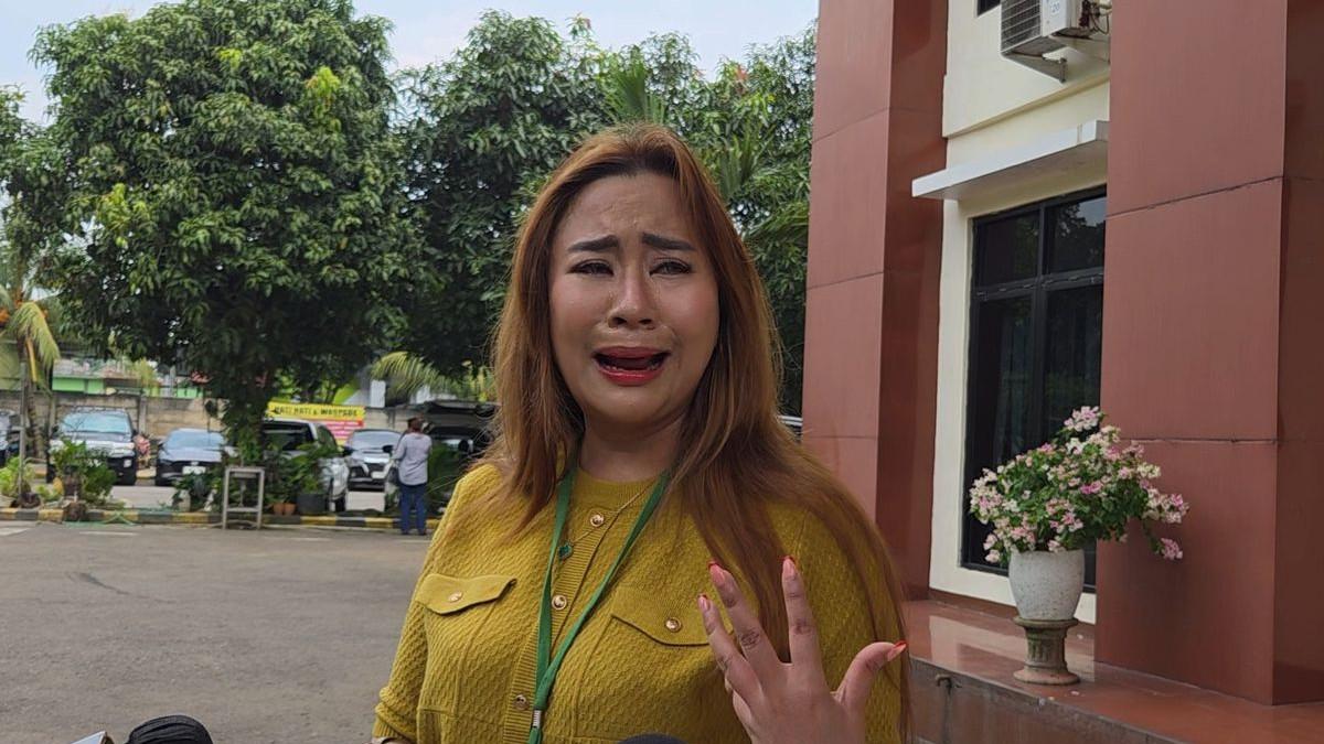 Tangis mantan penyanyi cilik Chikita Meidy pecah saat ceritakan isi gugatan balik yang ia terima dari suaminya di Pengadilan Agama Tigaraksa, Selasa (30/9/2025)